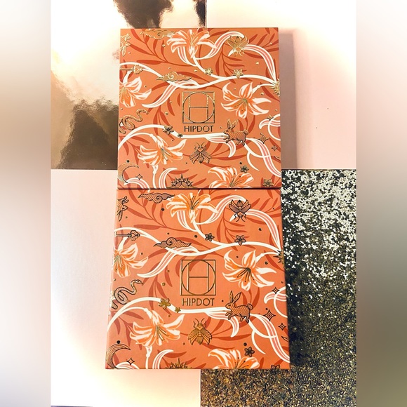 HIPDOT WITCHY WARMS
Pressed Pigment & Glitter Pallet - Picture 2 of 6